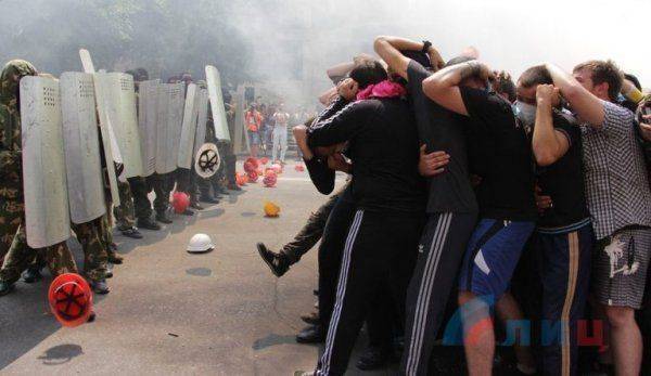 Необычные учения: Луганчане тренировались останавливать врукопашную вооруженных полицаев ОБСЕ