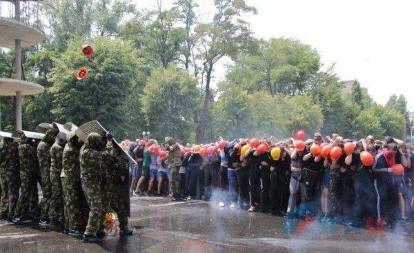 Необычные учения: Луганчане тренировались останавливать врукопашную вооруженных полицаев ОБСЕ