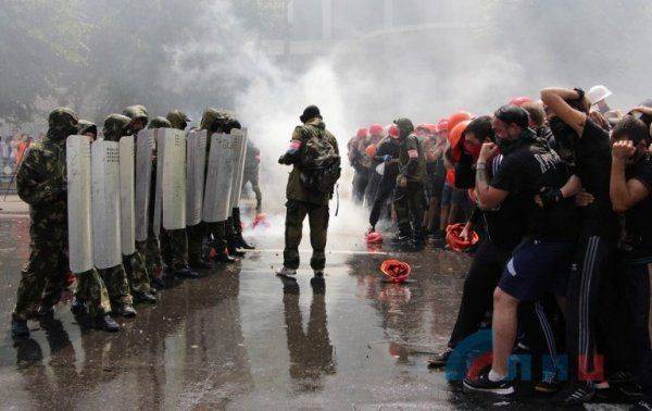 Необычные учения: Луганчане тренировались останавливать врукопашную вооруженных полицаев ОБСЕ