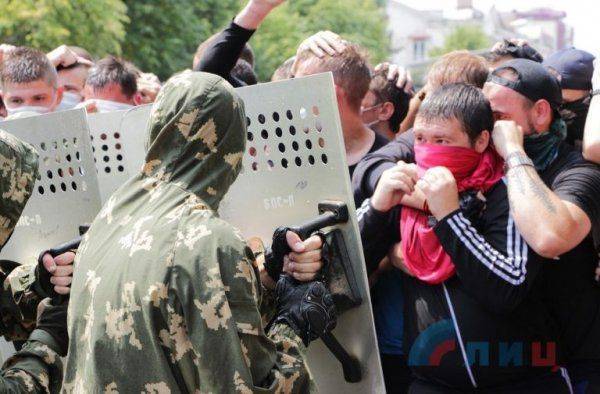 Необычные учения: Луганчане тренировались останавливать врукопашную вооруженных полицаев ОБСЕ