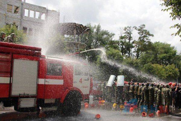 Необычные учения: Луганчане тренировались останавливать врукопашную вооруженных полицаев ОБСЕ