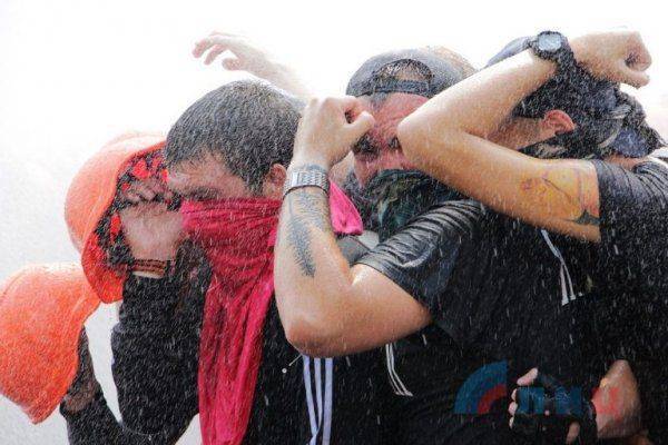 Необычные учения: Луганчане тренировались останавливать врукопашную вооруженных полицаев ОБСЕ