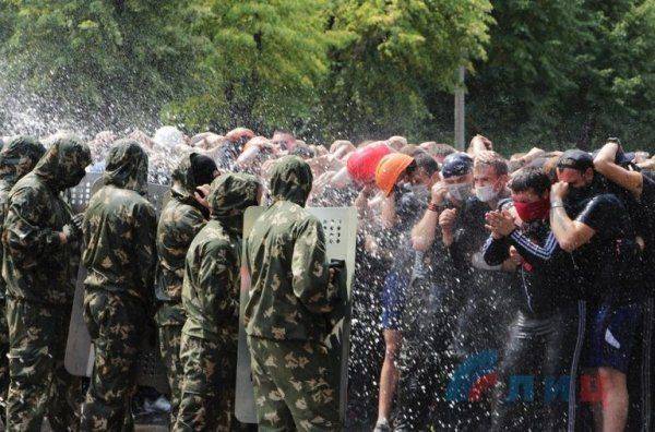 Необычные учения: Луганчане тренировались останавливать врукопашную вооруженных полицаев ОБСЕ