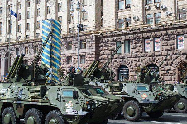 Двоемыслие в действии: два парада