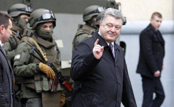 Украина переходит на военное положение