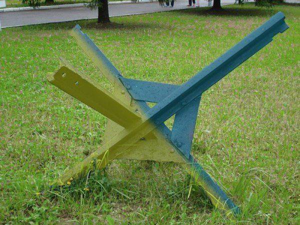 Стены Яценюка оказалось мало, Украина готовит противотанковые ежи