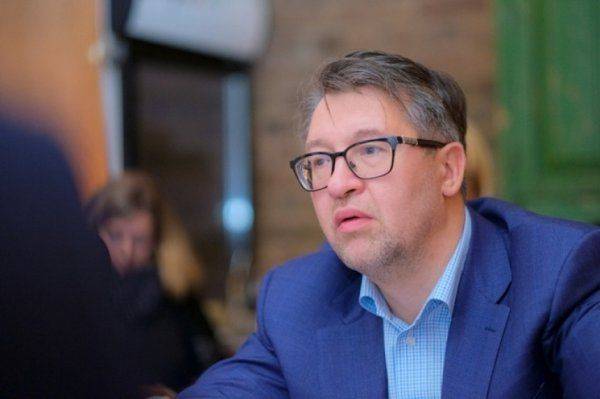 Александр Рассудов строит замки из песка