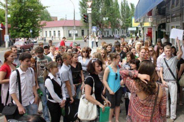 Тортом по морде: студентов, бунтующих против отмены стипендий, предложено убивать в АТО