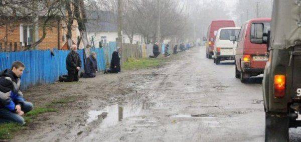 Традиция стоять на коленях