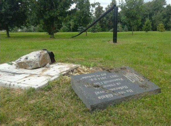 Знак свыше: в Сумах молния ударила в  бандеровский флаг, а в Киеве сгорел жовто-блакитный трамвай