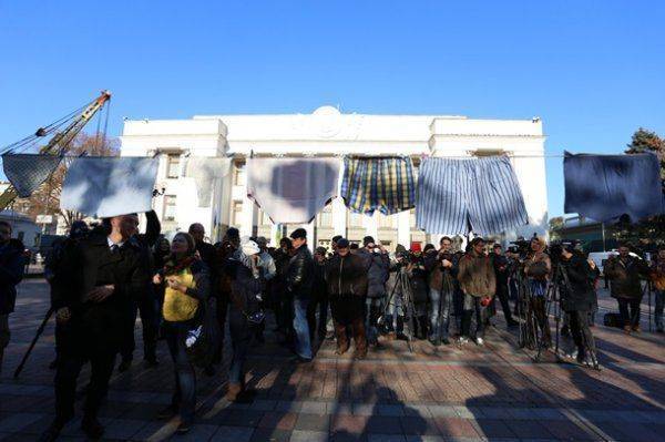 Возле Рады прошла очень оригинальная акция с «трусами политиков»