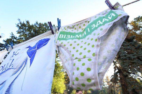 Возле Рады прошла очень оригинальная акция с «трусами политиков»