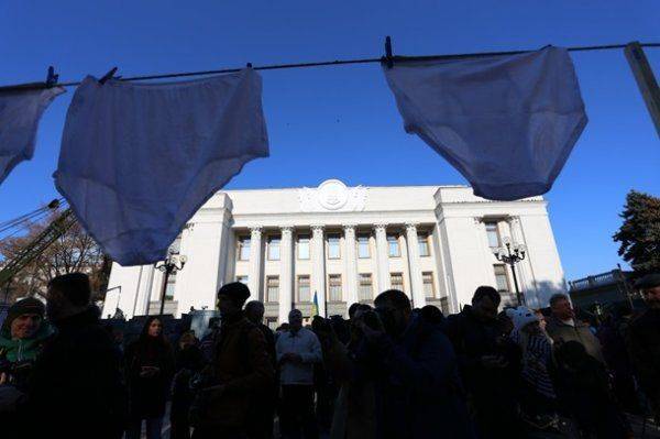 Возле Рады прошла очень оригинальная акция с «трусами политиков»