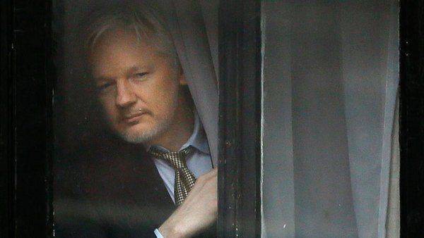 Ассанж ушел в офлайн