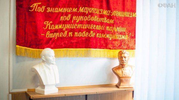 У войны не женское лицо: очаровательная инструктор учит бойцов ДНР патриотизму