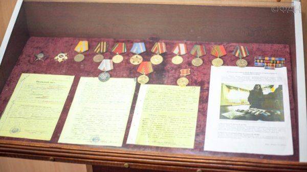 У войны не женское лицо: очаровательная инструктор учит бойцов ДНР патриотизму