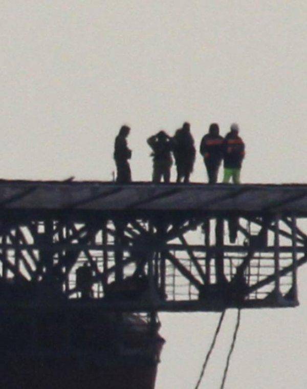 Российский боевой корабль отогнал делегацию с Украины от вышек Черноморнефтегаза