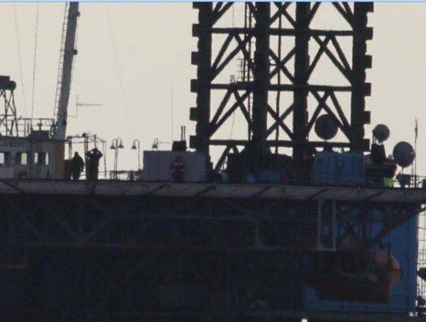 Российский боевой корабль отогнал делегацию с Украины от вышек Черноморнефтегаза