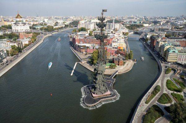 "Прекрасный в своем уродстве": иностранцы оценили "источник стыда и смеха для москвичей"