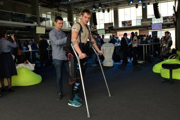 В России парализованные пациенты сделали первые шаги с помощью экзоскелетов