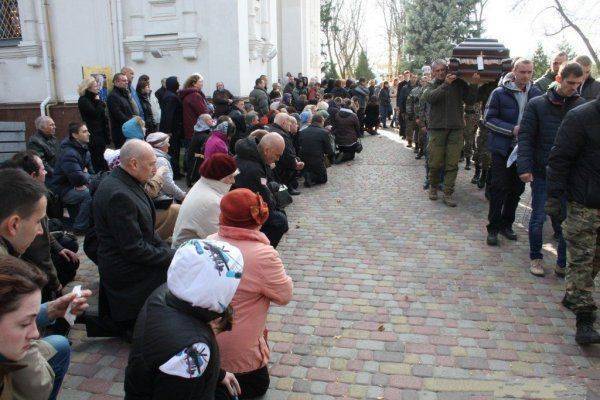 Старуха идет за "ветеранами АТО"