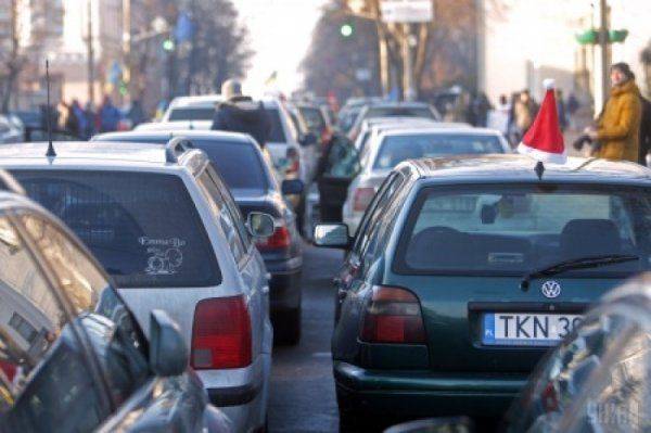 В Киеве опять запахло паленым: автомайдановцы жгут шины за право ездить на б\у тачках