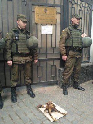 Новости Украины: активисты зажарили петуха возле Генкосульства России