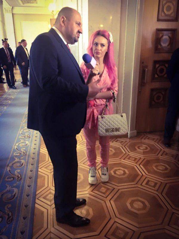 В Верховную Раду, как на панель: Сеть обсуждает фотографии журналисток в парламенте