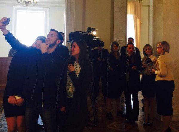 В Верховную Раду, как на панель: Сеть обсуждает фотографии журналисток в парламенте