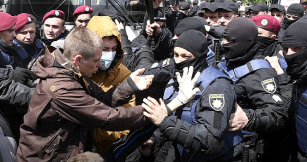 Что дороже - День Победы или "безвиз"?