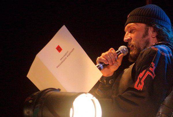 Имперские замашки: Вернуть царский гимн и перекрасить Кремль