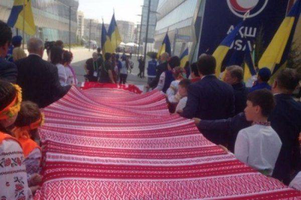 На выставку «Экспо-2017» в Астану украинцы привезли самый большой рушник