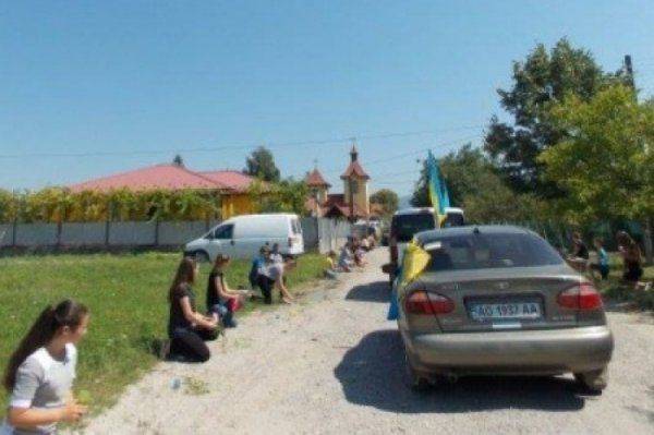 Украинские нацисты призывают граждан присоединиться к «народному трауру» в соцсетях и уверяют, что готовится «сдача» Украины  