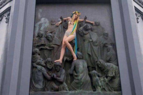 «Сиськи» за войну. Активистка «Фемен» влезла на святого Владимира, пытаясь сорвать Крестный ход в честь крещения Руси