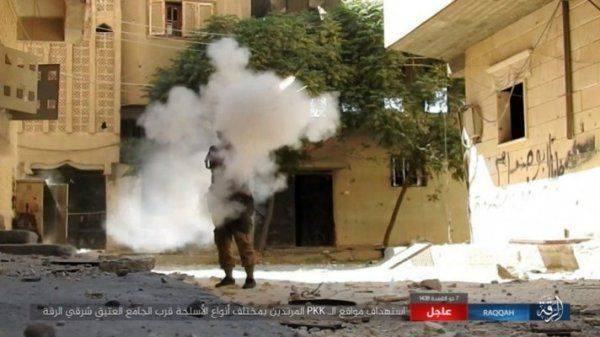 На кадрах: боевики бьют из ракетных установок вблизи мечети Аль-Атик