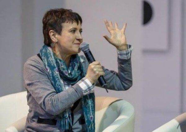 «Исследовательница полевого секса» Забужко сравнила представителей УПЦ МП с политруками и призвала валить их, как памятники Ленину