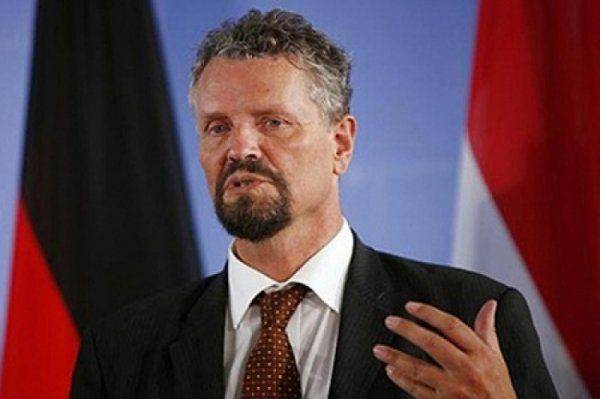 «Чем дальше в лес-тем больше путинских консерв вскрывается. Всё равно будет так как скажет Америка! Благо, что мы в ее друзьях!» 