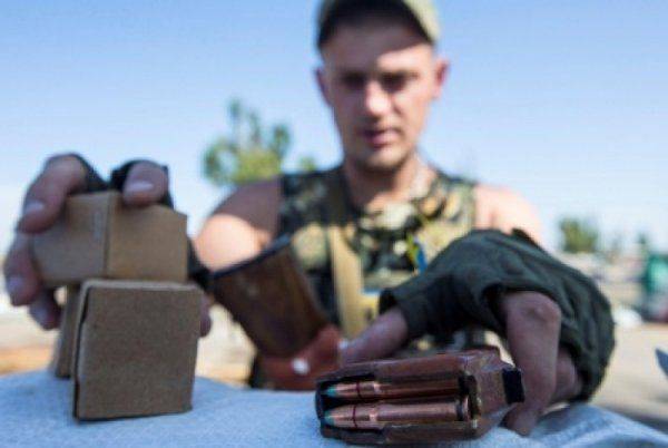 Герои АТО на львовском базаре торгуют армейской амуницией, рюкзаками и оружием