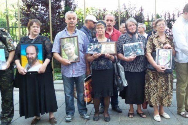 Порошенко платит скакунам Майдана за молчание: Кабмин выделил для раненых героев революции по 15 тысяч долларов 