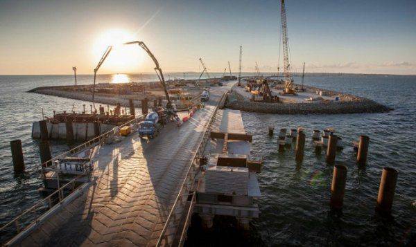 Стройка Керченского моста: вбита последняя свая для автомобильной части