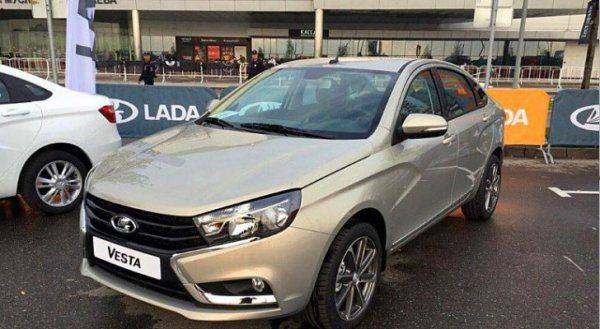 В Сеть попали фото нового дизайна Lada Vesta SW Cross в цвете «Карфаген»