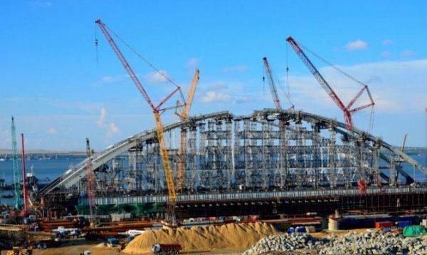 Строительство Керченского моста: началась операция установки ж/д арки
