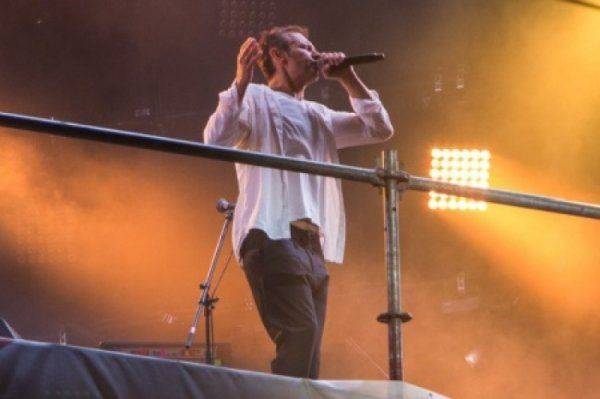 С песней - на выборы. Вакарчук в Одессе исполнил на русском «У самого Чёрного моря» 