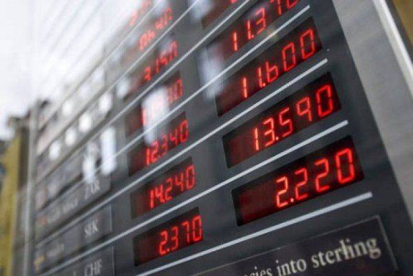 «Чем больше реформ, тем выше курс доллара». Украинская гривна валится, а цены скачут как «майдауны»  