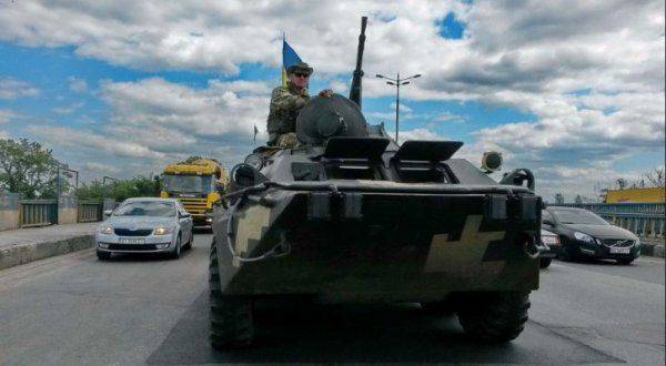 Украинца возмутило поведение военных ВСУ на дороге: «Украли танк в АТО, и домой»