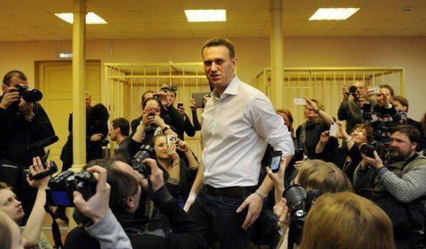 Под крышей правосудия: Навальный вновь отделался легким испугом