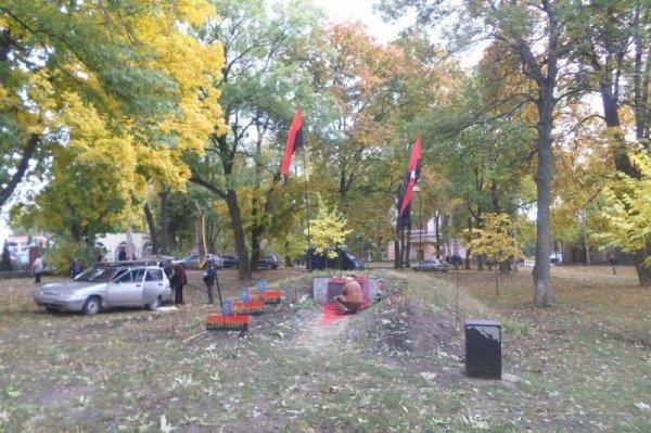 В Харькове памятник бандеровцам из ОУН-УПА облили красной краской