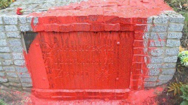 В Харькове памятник бандеровцам из ОУН-УПА облили красной краской