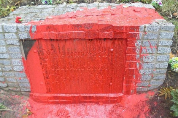 В Харькове памятник бандеровцам из ОУН-УПА облили красной краской