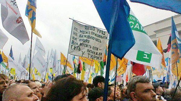 «Вынесем козлов»: Депутаты спрятались от разъяренных обманутых майданщиков в подземелье